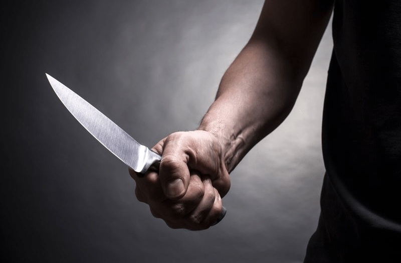 Caz incredibil! O femeie a fost înjunghiată de șapte ori de un tânăr. Lama cuțitului s-a rupt și i-a rămas înfiptă în spate