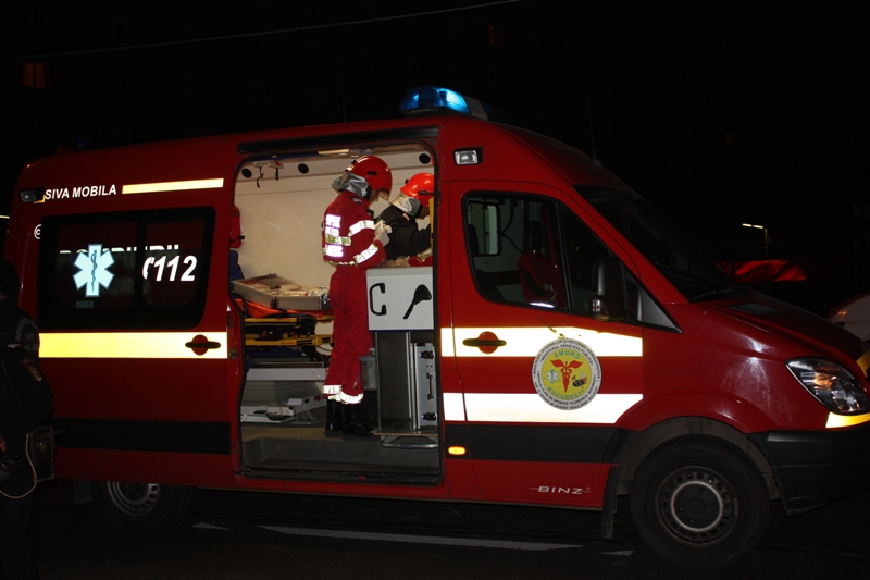 Caz incredibil! O femeie a fost înjunghiată de șapte ori de un tânăr. Lama cuțitului s-a rupt și i-a rămas înfiptă în spate