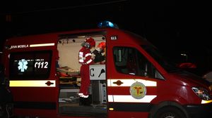 Caz incredibil! O femeie a fost înjunghiată de șapte ori de un tânăr. Lama cuțitului s-a rupt și i-a rămas înfiptă în spate