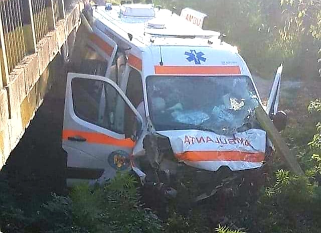 Ambulanța care transporta un pacient infectat cu Covid-19 , lovită de un alt autoturism. Mașina s-a răsturnat de pe un pod