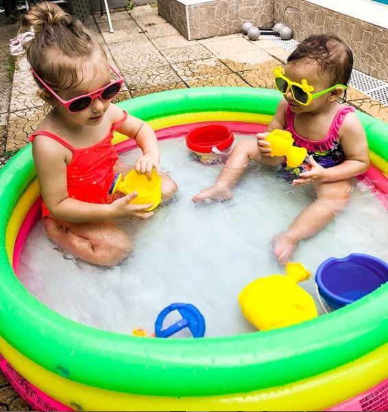 Gabriela Cristea, din nou la spital cu fetițele. Ce intervenție au suferit micuțele