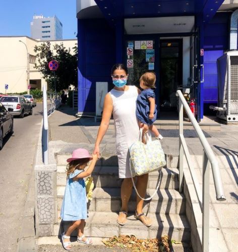 Gabriela Cristea, din nou la spital cu fetițele. Ce intervenție au suferit micuțele