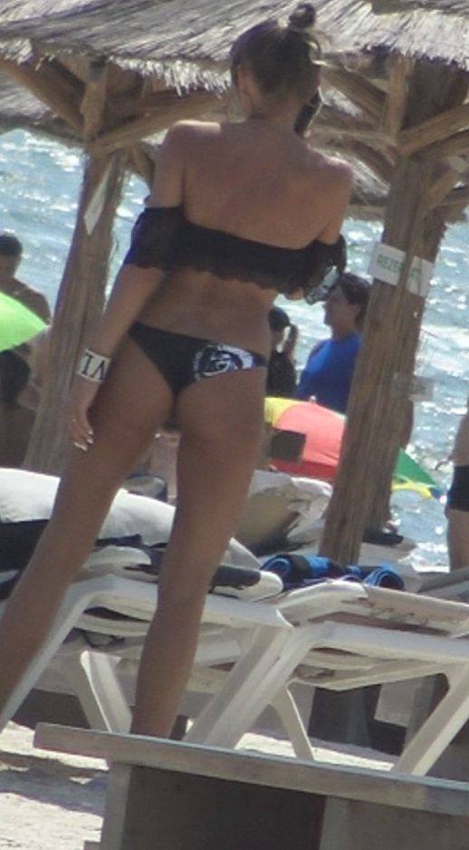 Crina Abrudan și-a luat cel mai sexy costum de baie și a încins plaja