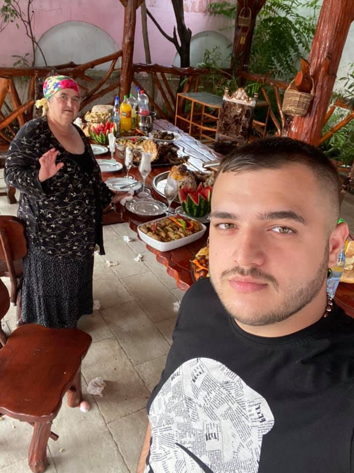 Leo de la Strehaia a pus la punct o petrecere de SF Maria cu multa mancare