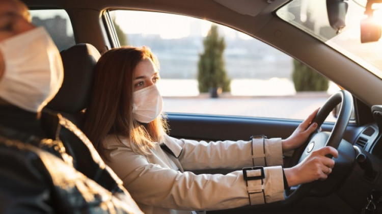 Masca de protecție &icirc;n mașină