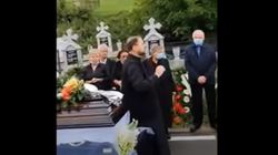 Moment halucinant la înmormântare: un preot din Cluj a refuzat să înceapă slujba: ”Să-mi sărutați mâna”!