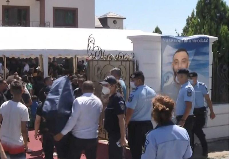 Politisti la &icirc;nmorm&acirc;ntarea lui Emi Pian