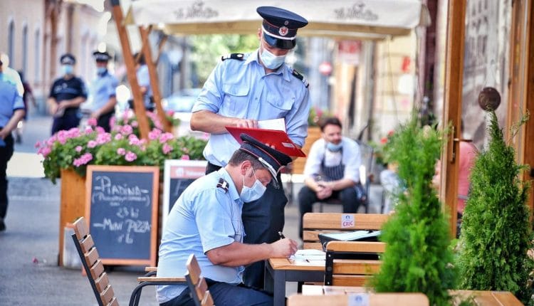 Politisti amenzi terase