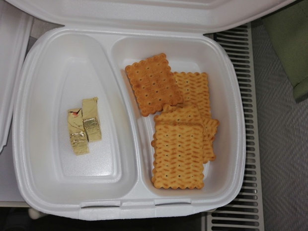 5 biscuiți și 2 triunghiuri de brânză topită imagini cu meniul servit la maternitatea din sibiu
