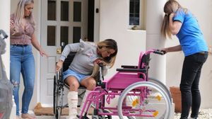 Culmea luxului: și-a rupt ambele picioare și și-a comandat un scaun cu rotile placat cu cristale Swarovski