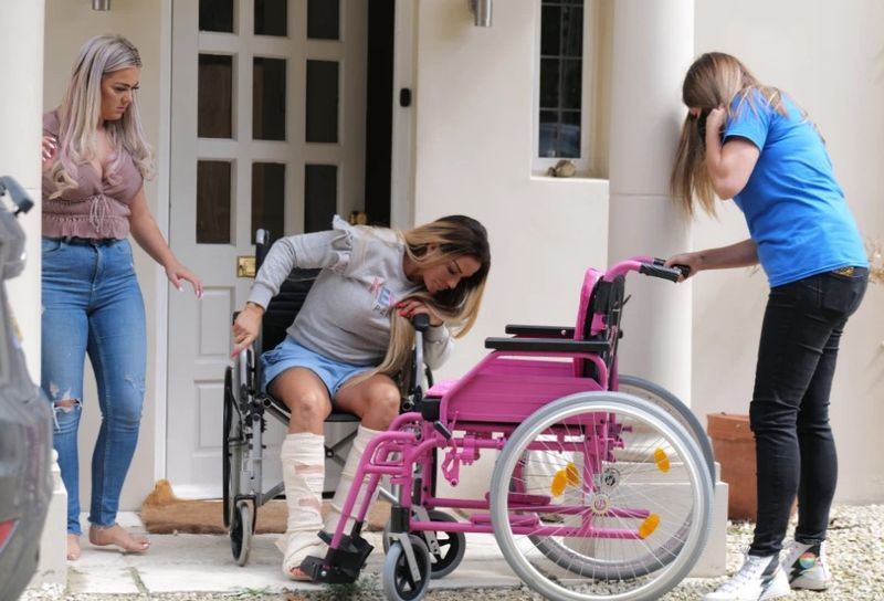 Katie Price cu noul ei scaun cu rotile, blindat cu cristale Swarovski culmea luxului