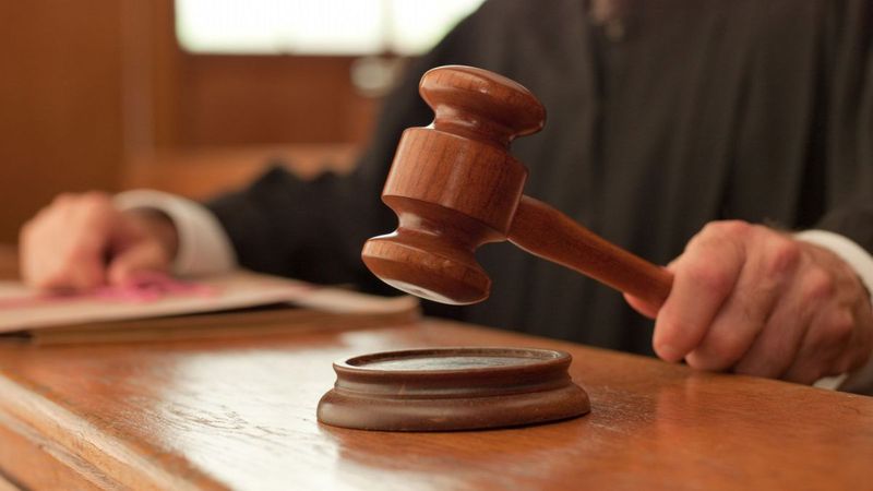 Un polițist rutier s-a vândut pe zeci de sticle de whisky și un miel
