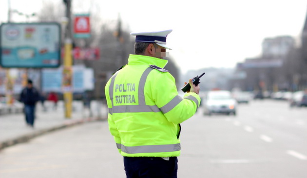 Un polițist rutier s-a vândut pe zeci de sticle de whisky și un miel