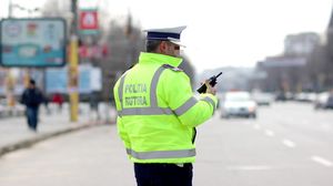 Un polițist rutier s-a vândut pe zeci de sticle de whisky și un miel
