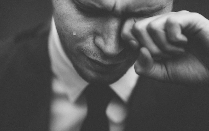 Bărbat care plânge