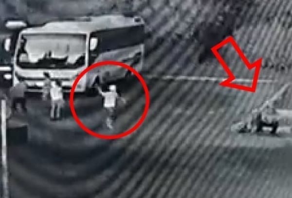 Bătr&acirc;n lovit cu pietre de un grup de copii
