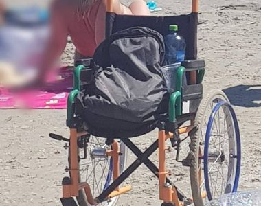 Copil cu dizabilități la mare