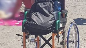 Copil cu dizabilități la mare