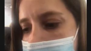 Femeie data afara din avion