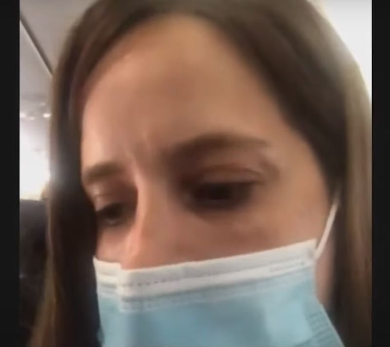 Femeie data afara din avion