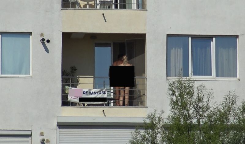 Cuplul de tineri și-a făcut apariția pe balcon Imagini de infarct la un balcon din Mamaia