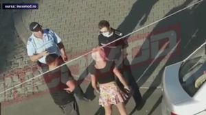 Jandarm, scuipat și luat la bătaie de o tânără