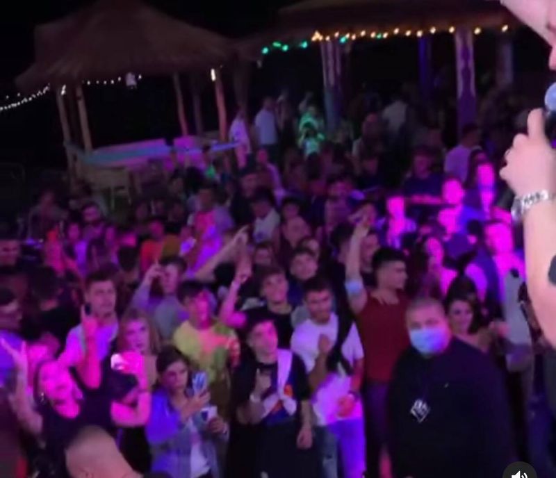 Îmbulzeală la un concert din Iași, unde vedetă a fost un manelist