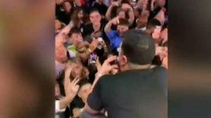 Îmbulzeală la un concert din Iași, unde vedetă a fost un manelist
