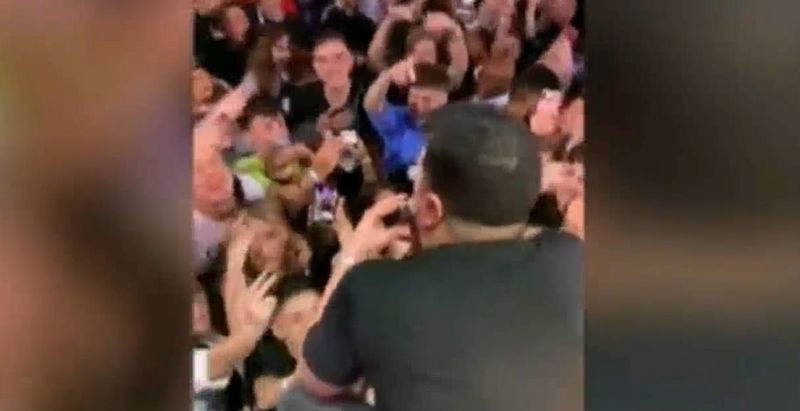 Îmbulzeală la un concert din Iași, unde vedetă a fost un manelist
