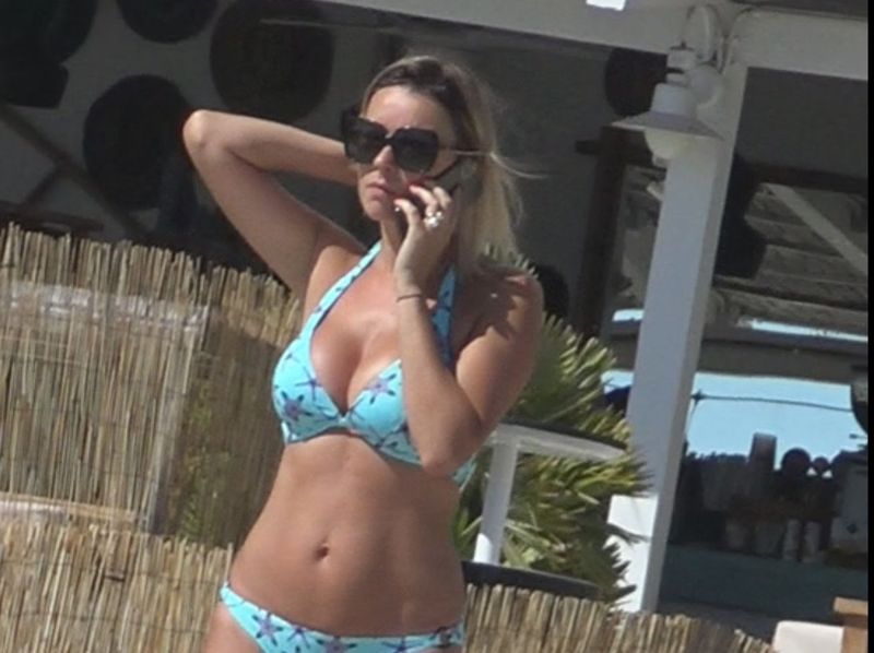Diana dumitrescu vorbeste la telefon