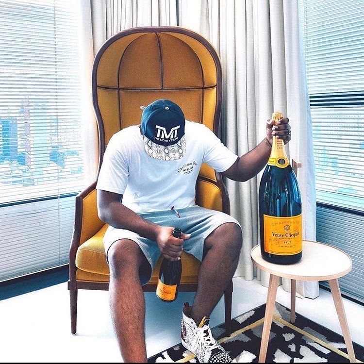 Un pusti cu sute de milioane de euro in cont tine o sampanie in mana Copiii bogati de pe Instagram