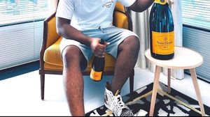 Un pusti cu sute de milioane de euro in cont tine o sampanie in mana Copiii bogati de pe Instagram