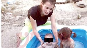 O copilă devenită mamă în adolescență