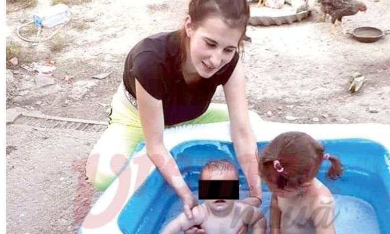 O copilă devenită mamă în adolescență