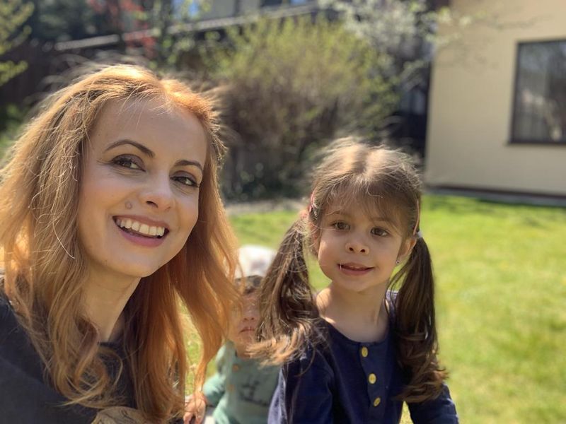 Simona Gherghe și Ana, fetița ei Simona Gherghe și Ana, fetița ei