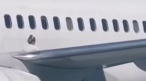 Femeia, surprinsă pe aripa unui avion