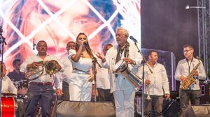 Nu s-a mai întâmplat până acum în pandemie. Marcel Pavel a cântat online de la București într-un spectacol live cu puștiul minune al Iașiului piesa ”Frumoasa mea!”