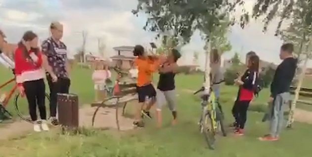 Copil bătut de părinții unei fetițe într-un parc din Timiș Copil bătut de părinții unei fetițe într-un parc din Timiș