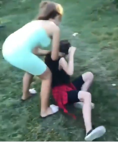 Copilă bătută cu bestialiatte de mai multe adolescente