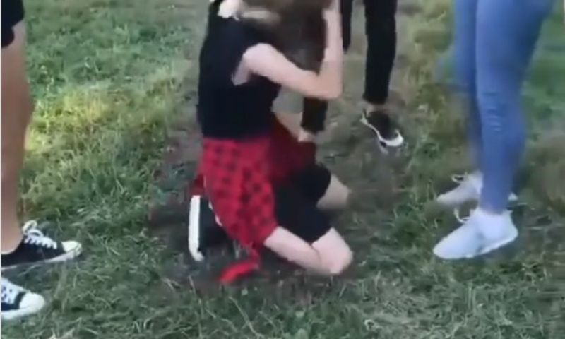 Copilă bătută cu bestialiatte de mai multe adolescente