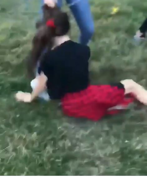 Copilă bătută cu bestialiatte de mai multe adolescente