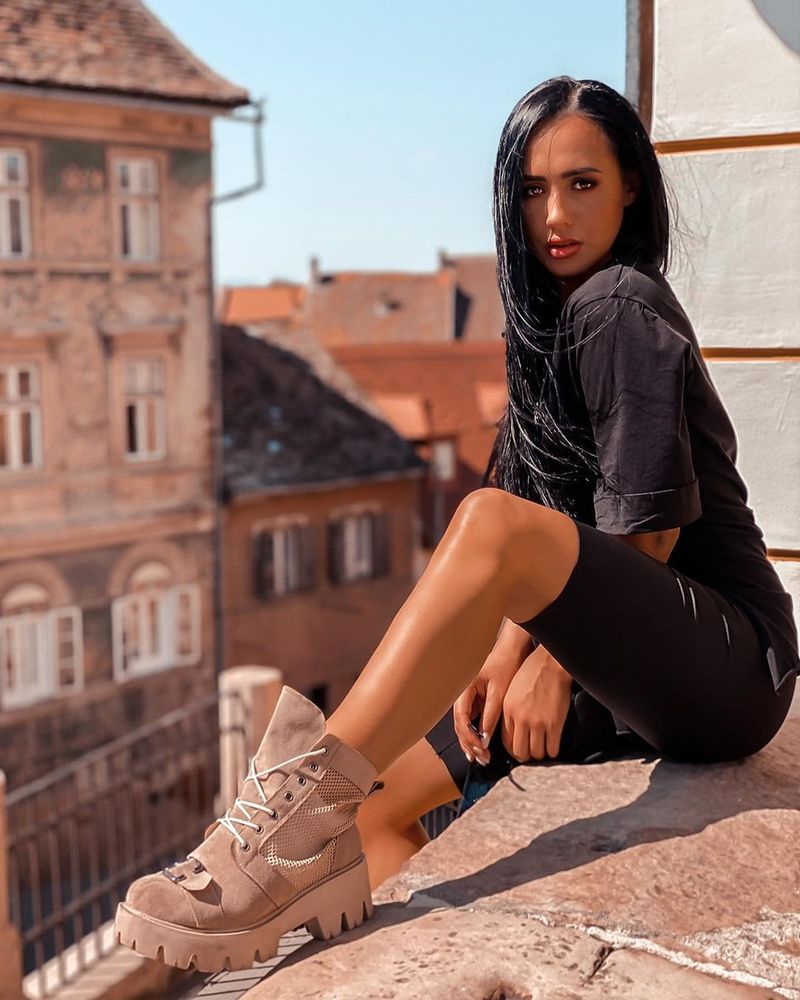 Ella de la puterea Dragostei