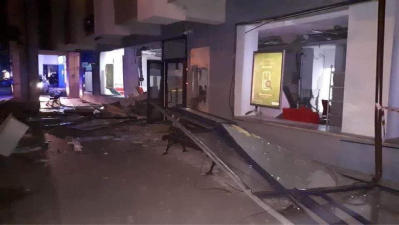 Două bancomate au fost aruncate în aer