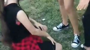 Agresoarea de 14 ani, reținută după bătaia din Târgu Jiu, plasată sub control judiciar