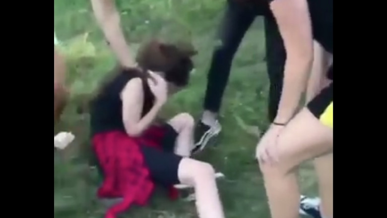 O fata de 13 ani, bătută și umilită de alte tinere minore targu jiu bataie