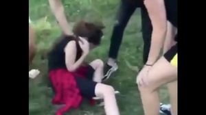 Minoră, snopită în bătaie