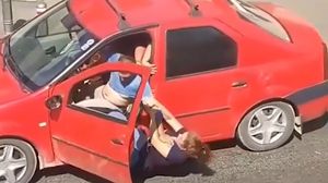 O femeie, luată târâș de hoții care i-au furat mașina