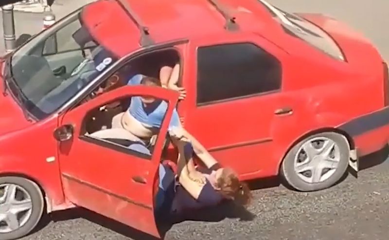 O femeie, luată târâș de hoții care i-au furat mașina