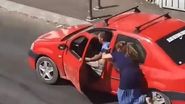 O femeie, luată târâș de hoții care i-au furat mașina
