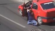  O femeie, luată târâș de hoții care i-au furat mașina